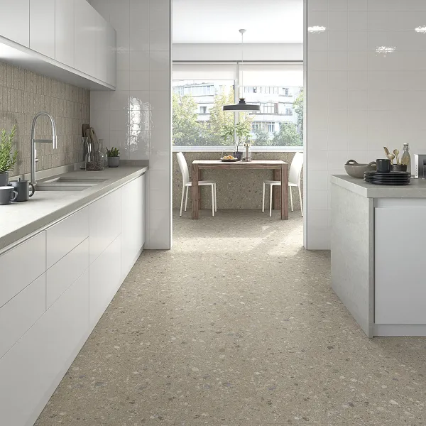 Cocina con azulejos efecto terrazo en tonos neutros, colección Pangea de Vives