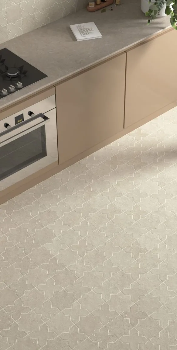 Cocina con azulejos efecto terrazo en tonos cálidos, colección Terrazo de Mayolica