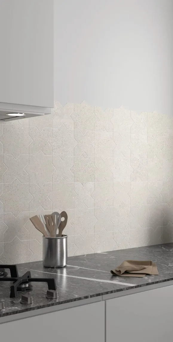 Cocina con azulejos efecto terrazo en tonos neutros, colección Terrazo de Mayolica