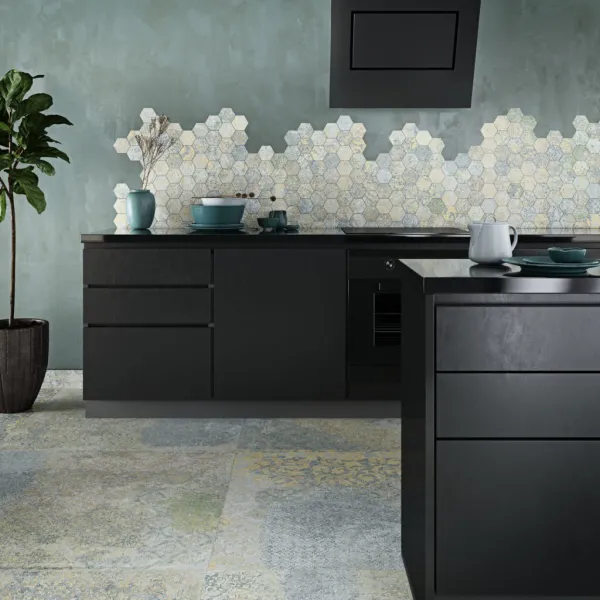 Cocina con azulejos efecto textil en tonos fríos, colección Bohemian de Aparici