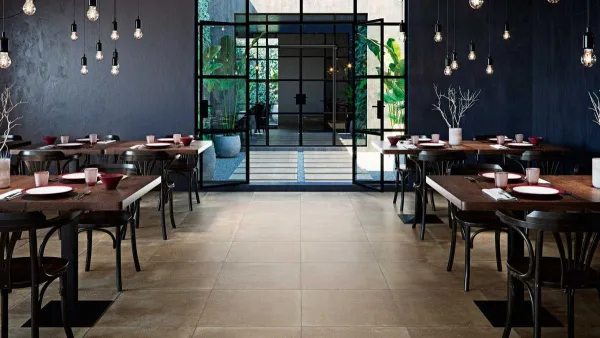 Comercio con azulejos efecto barro en tonos cálidos, colección Cotto de Aparici