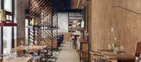Comercio con azulejos efecto cemento en tonos cálidos, colección Poster de Marazzi