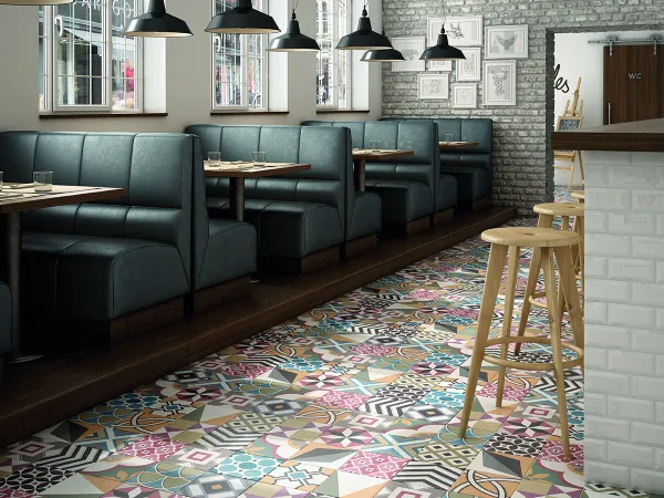 Comercio con azulejos efecto hidráulico en tonos fríos, colección Caprice de Equipe