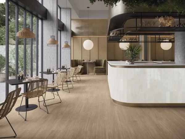Comercio con azulejos efecto madera en tonos cálidos, colección Gaia de Colorker