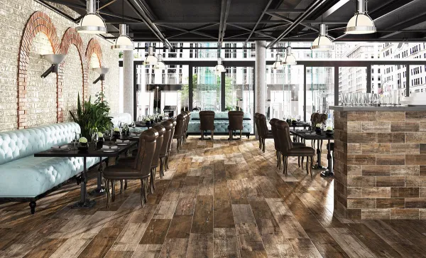 Comercio con azulejos efecto madera en tonos cálidos, colección Retro de Colorker