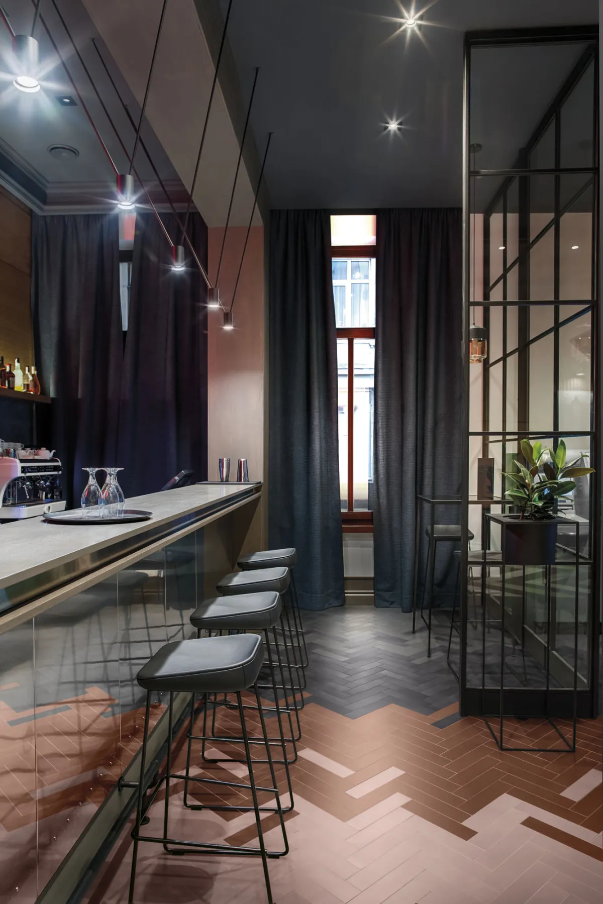 Comercio con azulejos efecto mármol en tonos cálidos, colección Detroit de Aleluia