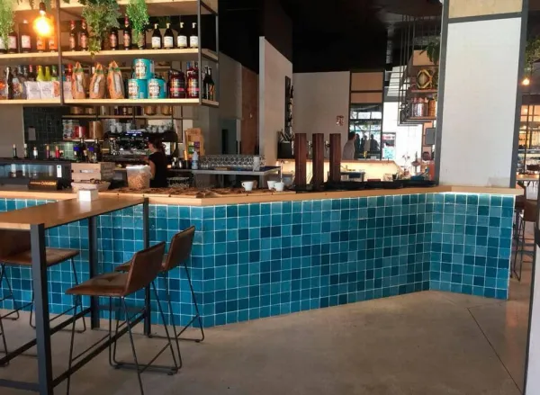 Comercio con azulejos efecto monocolor en tonos fríos, colección Stow de Natucer