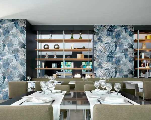 Comercio con azulejos efecto monocolor en tonos fríos, colección White deco de Marazzi