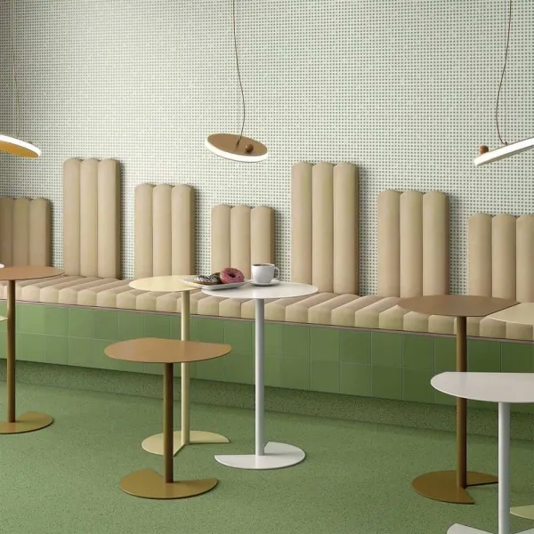 Comercio con azulejos efecto monocolor, colección Zepto de Vives