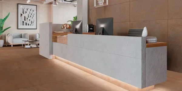 Comercio con azulejos efecto óxido en tonos cálidos, colección Zinc de Apavisa