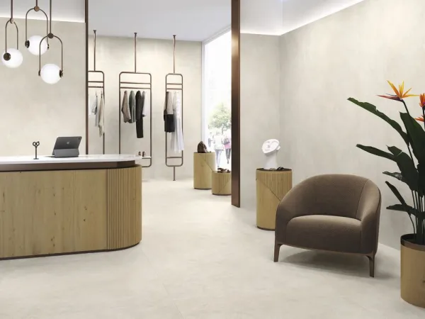 Comercio con azulejos efecto piedra en tonos cálidos, colección Asphalt de Baldocer
