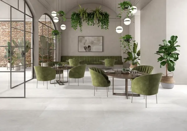 Comercio con azulejos efecto piedra en tonos neutros, colección Solange de Colorker