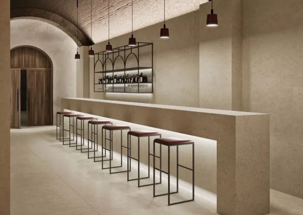 Comercio con azulejos efecto piedra en tonos cálidos, colección Somport de Durstone