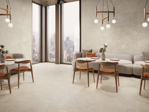 Comercio con azulejos efecto piedra en tonos cálidos, colección Stoneland de Baldocer