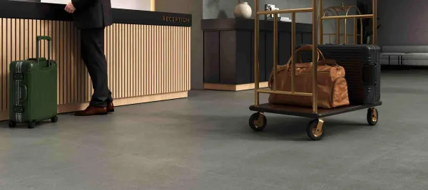 Comercio con azulejos efecto piedra en tonos neutros, colección Terraviva de Undefasa