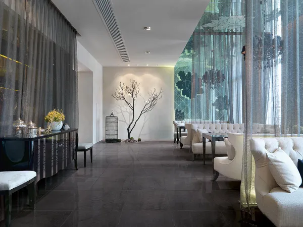 Comercio con azulejos efecto piedra, colección Time 2.0 de Margres