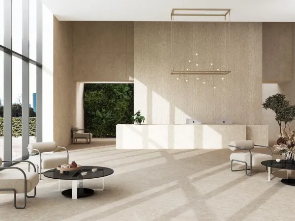 Comercio con azulejos efecto piedra en tonos cálidos, colección Tundra de ITT