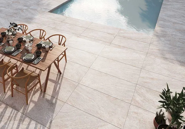 Exterior con azulejos en tonos cálidos