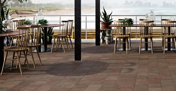 Exterior con azulejos efecto barro en tonos cálidos, colección Alsacia de Bestile