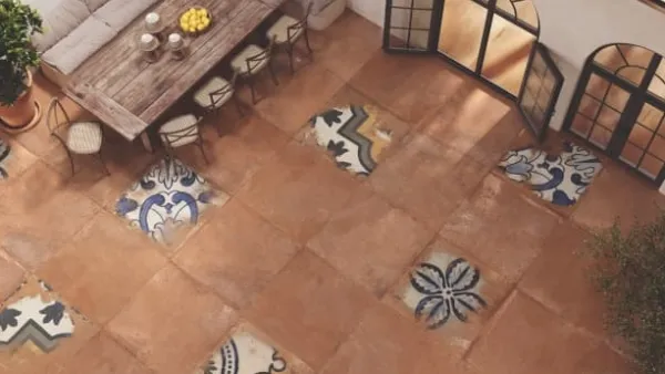 Exterior con azulejos efecto barro en tonos cálidos, colección Antico casale de Ape