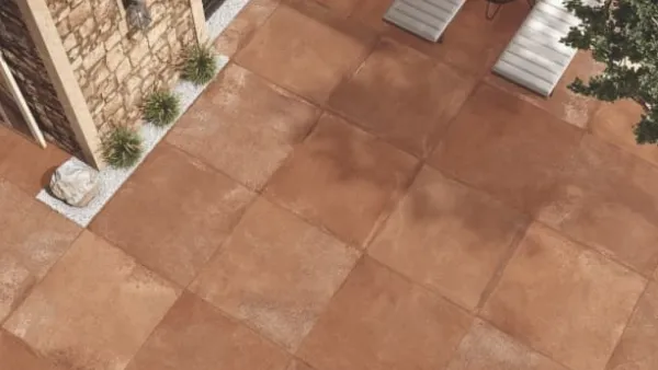 Exterior con azulejos efecto barro en tonos cálidos, colección Antico casale de Ape