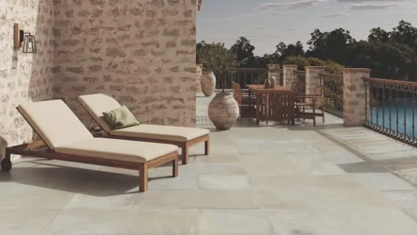 Exterior con azulejos efecto barro, colección Antico casale de Ape