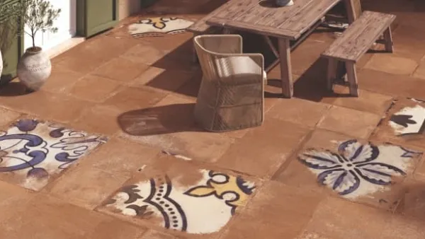 Exterior con azulejos efecto barro en tonos cálidos, colección Antico casale de Ape