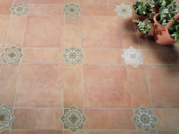 Exterior con azulejos efecto barro en tonos cálidos, colección Argile de Natucer