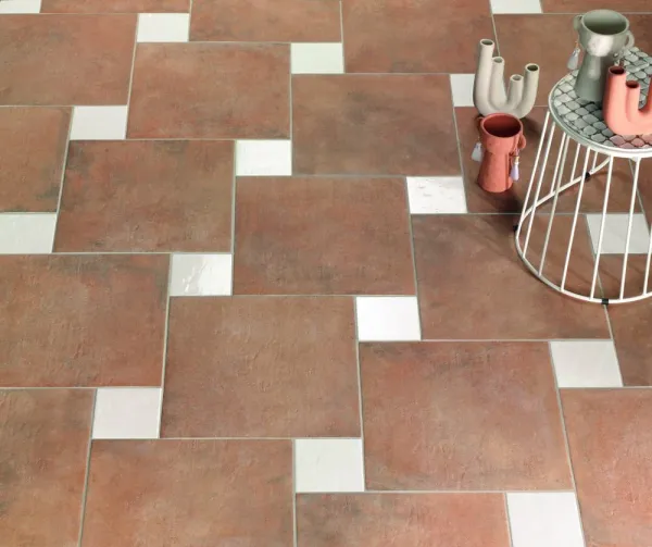 Exterior con azulejos efecto barro en tonos cálidos, colección Argile de Natucer