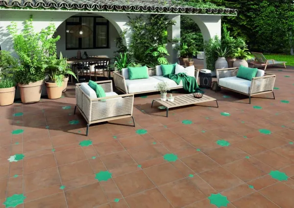 Exterior con azulejos efecto barro, colección Argile de Natucer