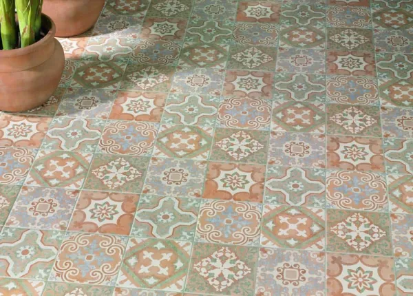 Exterior con azulejos efecto barro en tonos cálidos, colección Argile de Natucer