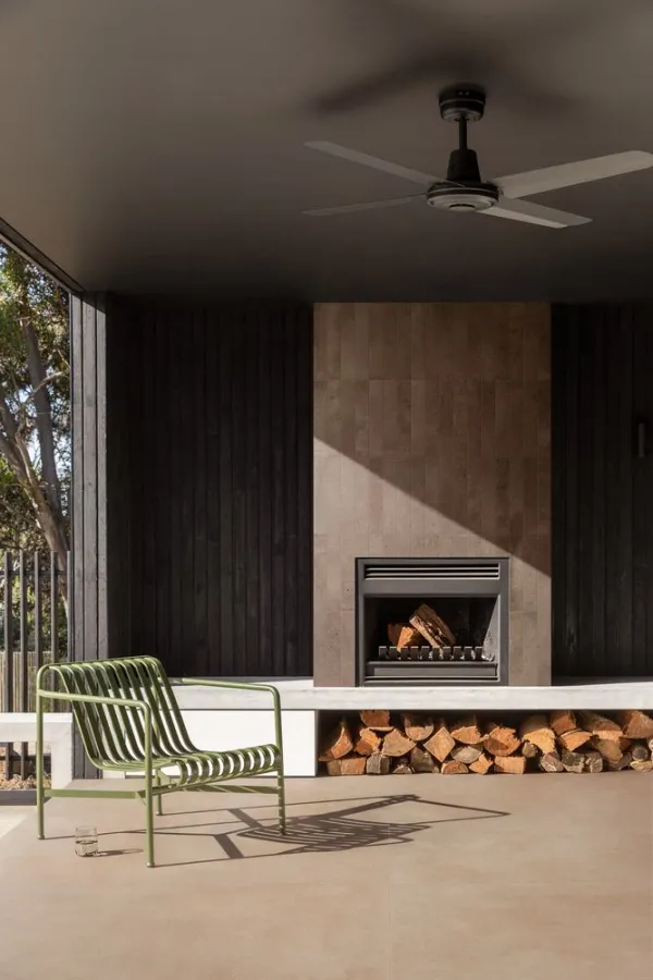 Exterior con azulejos efecto barro en tonos cálidos, colección Art craft de Marazzi