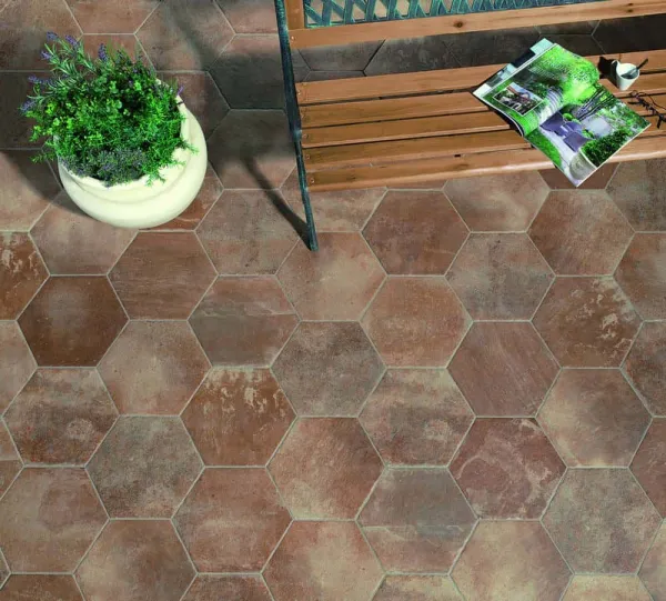Exterior con azulejos efecto barro en tonos cálidos, colección Boston de Natucer