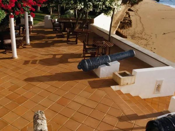 Exterior con azulejos efecto barro en tonos cálidos, colección Breda de Gres de Breda