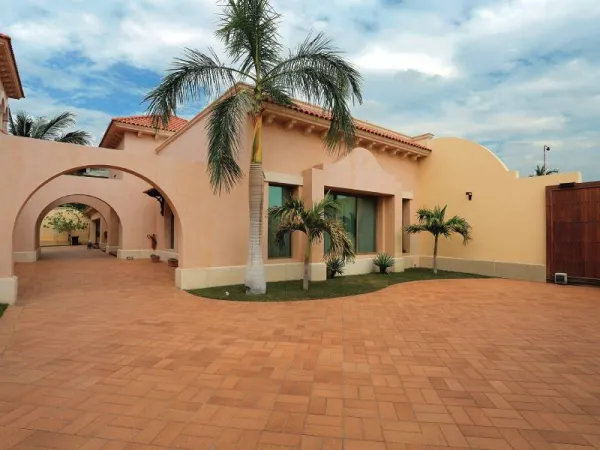 Exterior con azulejos efecto barro en tonos cálidos, colección Breda de Gres de Breda