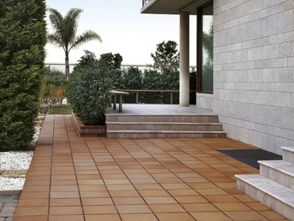 Exterior con azulejos efecto barro en tonos cálidos, colección Breda de Gres de Breda