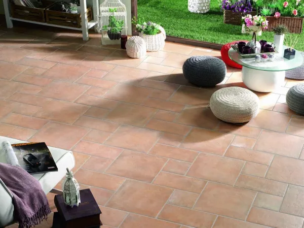 Exterior con azulejos efecto barro en tonos cálidos, colección Cotto nature de Natucer