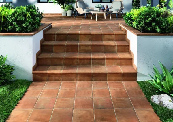 Exterior con azulejos efecto barro en tonos cálidos, colección Cotto nature de Natucer