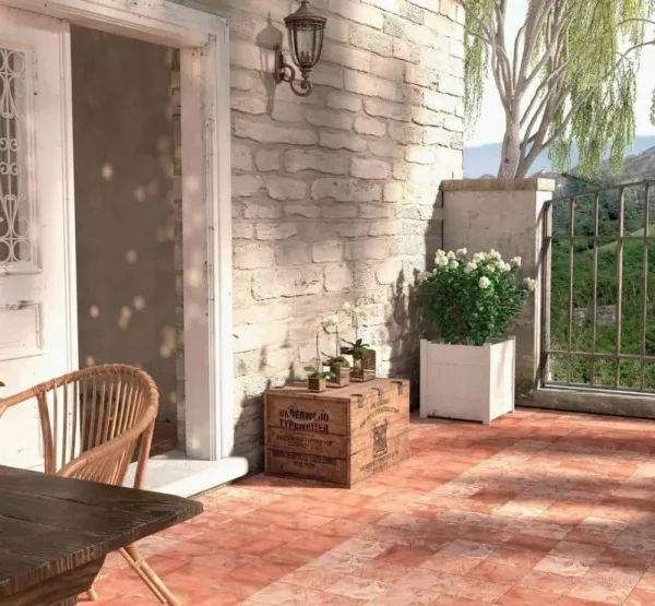 Exterior con azulejos efecto barro en tonos cálidos, colección Cotto de Ribesalbes