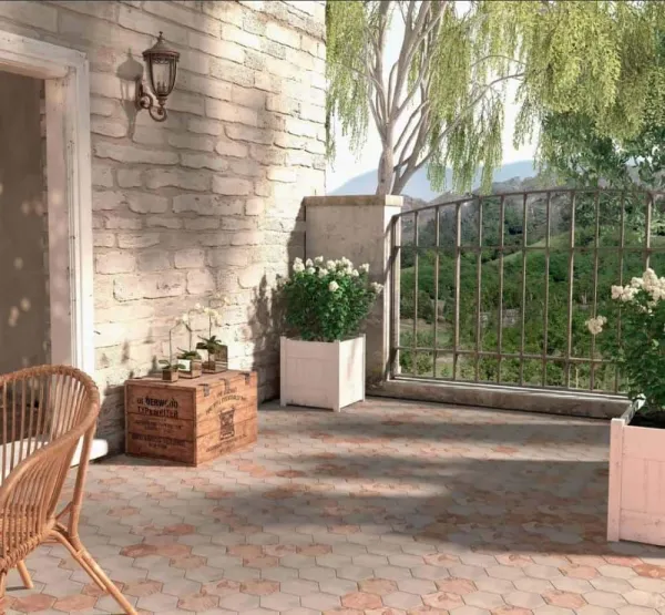 Exterior con azulejos efecto barro en tonos cálidos, colección Cotto de Ribesalbes