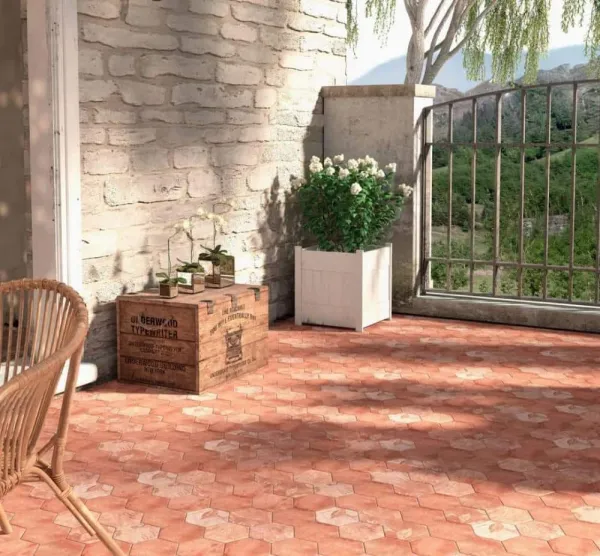Exterior con azulejos efecto barro en tonos cálidos, colección Cotto de Ribesalbes