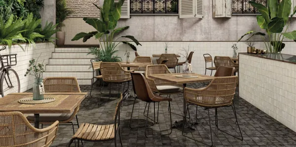 Exterior con azulejos efecto barro en tonos cálidos, colección Fs etna de Peronda