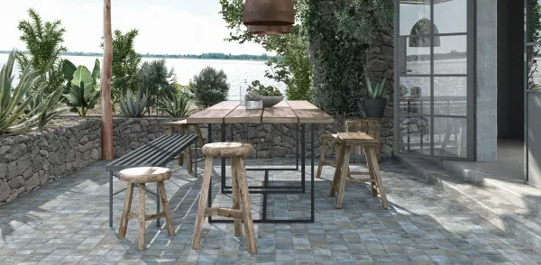 Exterior con azulejos efecto barro en tonos fríos, colección Fs etna de Peronda