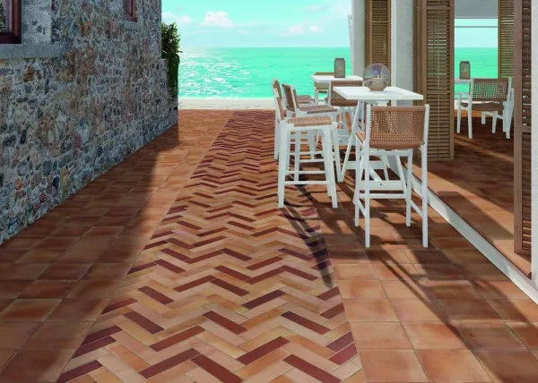 Exterior con azulejos efecto barro en tonos cálidos, colección Fuego de Natucer