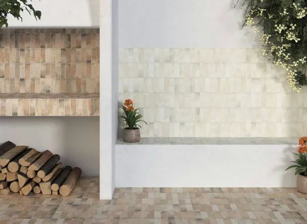 Exterior con azulejos efecto barro en tonos cálidos, colección Gandia de Mayolica