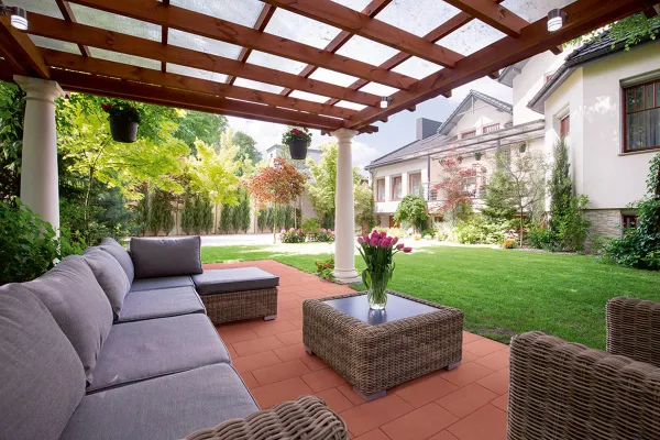 Exterior con azulejos efecto barro en tonos cálidos, colección Grecogres de GrecoGres