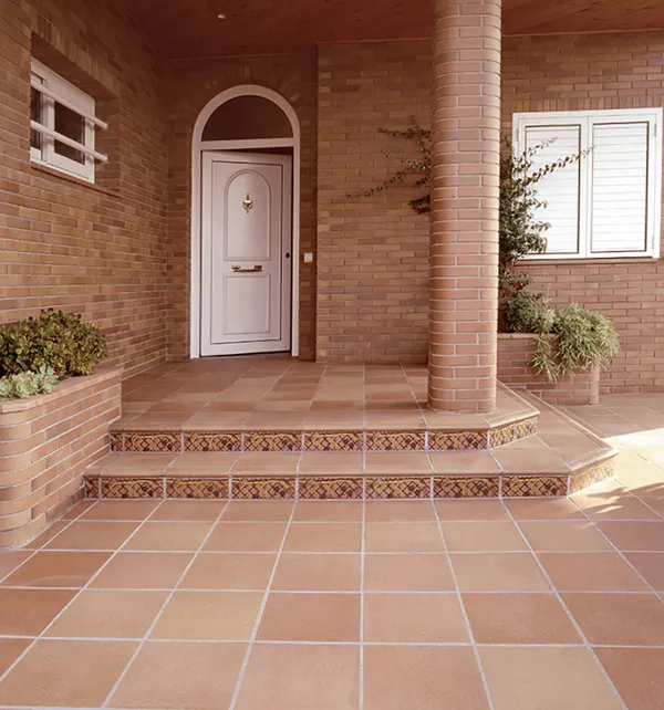 Exterior con azulejos efecto barro en tonos cálidos, colección Grecogres de GrecoGres