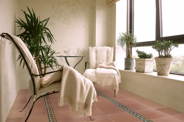 Exterior con azulejos efecto barro en tonos cálidos, colección Grecogres de GrecoGres