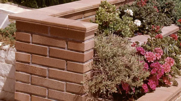 Exterior con azulejos efecto barro en tonos cálidos, colección Grecogres de GrecoGres