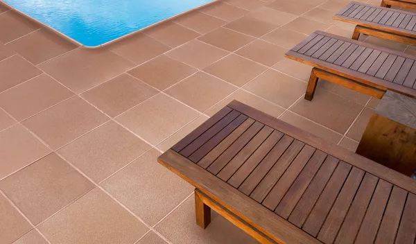 Exterior con azulejos efecto barro en tonos cálidos, colección Grecogres de GrecoGres